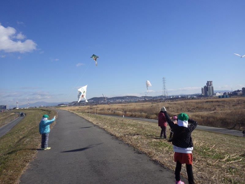 手作りの凧を持って淀川の堤防まで凧あげにいきました。