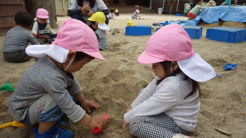 うさぎぐみ（１歳児）「砂の感触はいろいろね。」