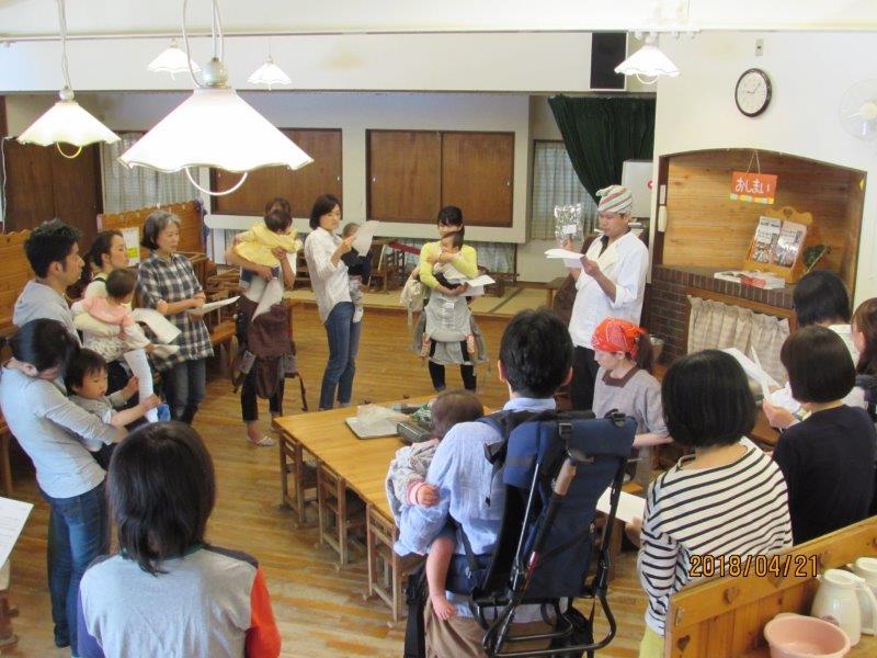 「料理講習会」（未満児）「うさぎ・ひよこぐみ(０．１歳児)は、“昆布だし”“かつおだし”“いりこだし”それぞれの味見をしてもらいました。ひよこぐみは、離乳食、中期食を実際に食べてもらい、この時期に適した味・硬さを知ってもらいました。」