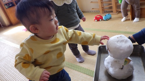 つめたーい！！はじめてのゆきだるま（0歳児）