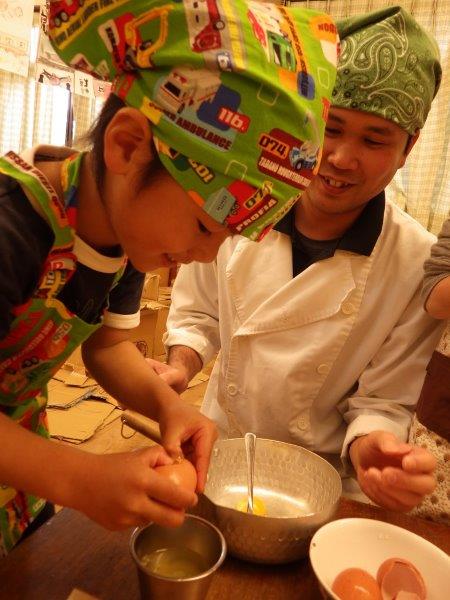 【スイートポテトのクッキング】もうすぐ卒園のやまぐみさんにそらぐみがおやつにスイートポテトのプレゼントをしました。甘くて愛情たっぷりでおいしくできました。仕上げに手作りの小さい旗をたててできあがり。