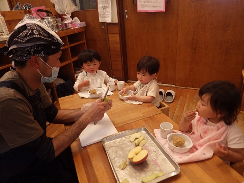 りんごと梨を目の前で剥いてもらって食べ比べ。味が違うね（1歳児）