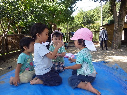 築山の上でわらべうた　子どもたちだけでもとっても上手です！（1歳児）