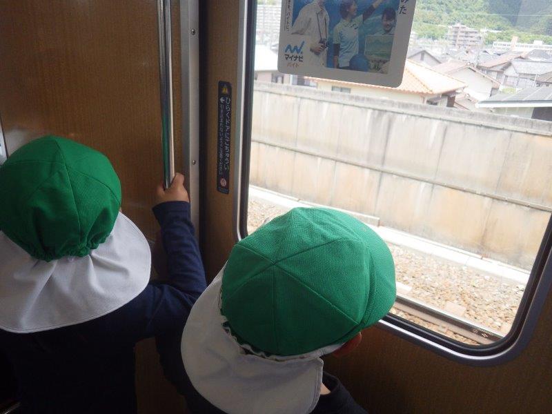 やまぐみ（５歳児)「子どもたちとの話し合いで餃子作りをすることになり、隣駅の水無瀬駅にある『自然館』へ材料を買いに行きました。」