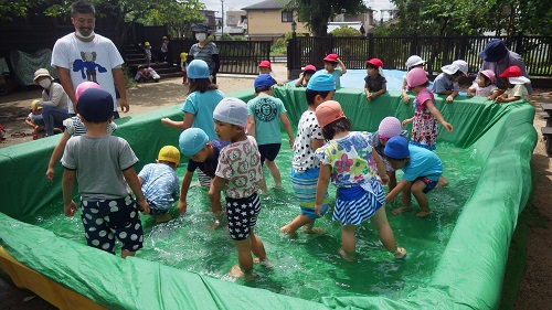 やま・そらぐみでプールの大掃除！さぁ、やるぞーー！！