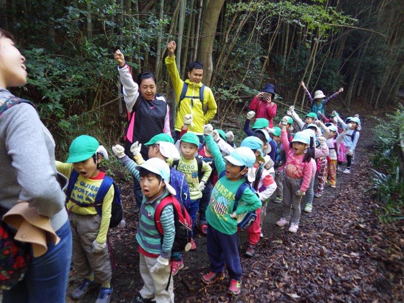 やまぐみとそらぐみは梶原山の頂上まで行きました。山あそびをたっぷり楽しみ自然におもいき り包まれた遠足となりました。