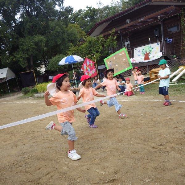 おうちの人と一緒に楽しんだ運動会！最後はみんなでわらべうたをしてほっこり終わりました。