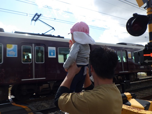 抱えてもらって大迫力！阪急電車かっこいい！（1歳児）