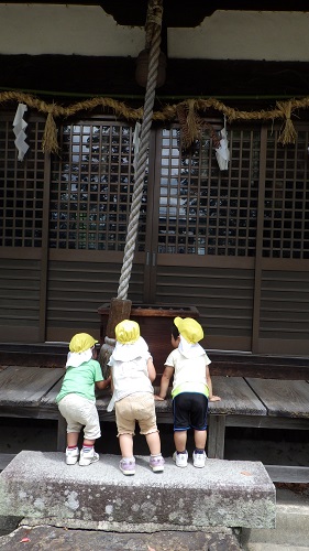 近くの神社でお参り。明日天気にしておくれ～♪（2歳児）