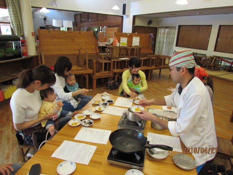 「料理講習会」（未満児）「うさぎ・ひよこぐみ(０．１歳児)は、“昆布だし”“かつおだし”“いりこだし”それぞれの味見をしてもらいました。ひよこぐみは、離乳食、中期食を実際に食べてもらい、この時期に適した味・硬さを知ってもらいました。」