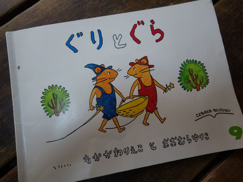 【２歳児（つき組）】大きいカステラがたべたい！絵本「ぐりとぐら」にでてくるカステラのようなホットケーキをクッキングしました。卵と小麦粉と牛乳を混ぜて、目の前で焼いてもらってやけていく様子をみていた子どもたち。大きなお口でかぶりついていまいた。