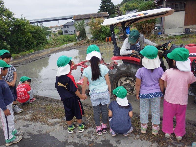 「田植え」近所の農家さんに田植えの見学とトラクターに乗せてもらう体験をしました。