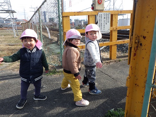 「ここから先はいかないよ」とお知らせ中の２人（1歳児）