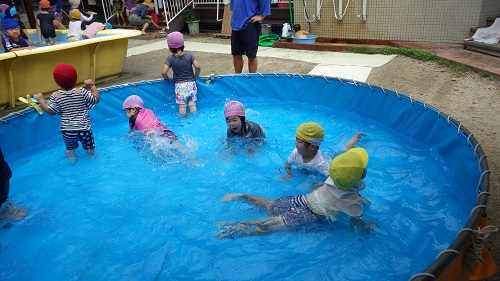 うさぎ組は（1歳児）はタライプール、つき組（2歳児）は丸いプールで水の冷たい感触を楽しんでいます。暑い夏はプールが１番！！