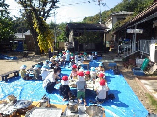 【収穫祭】　各クラスで収穫した野菜を入れて豚汁作り　秋の実りをお祝いしました