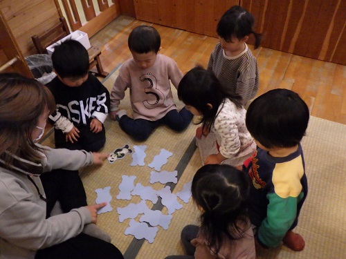 カードゲームに挑戦！同じ絵柄はどこかな～どこかな～（2歳児）