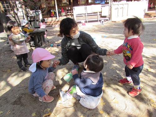 4人で始まったわらべうた（0歳児・1歳児）