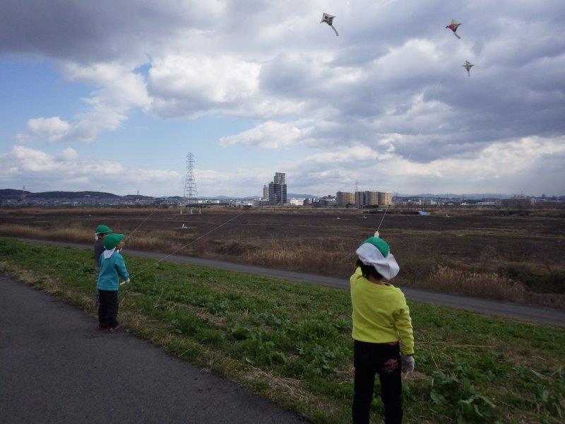 【凧あげ】やま・そらぐみは毎年和紙と竹ひごで作った手作り凧で淀川堤防まで凧あげに行きます。だんだんコツをつかむと上手にあげる子どもたちです。