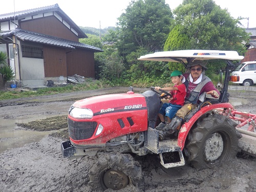 近所の農家さんのご厚意で田植えの見学とトラクターに乗せてもらう体験をしました。