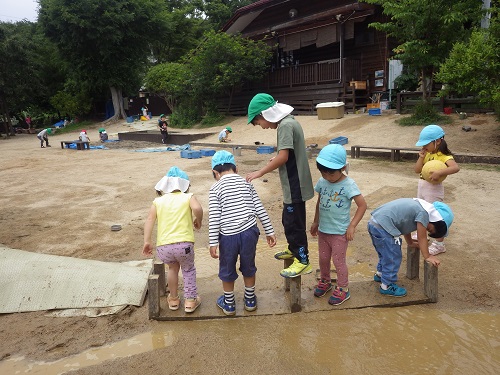 水たまりの上に長イスを置いて橋わたり！こうすれば濡れないね。（4歳児）