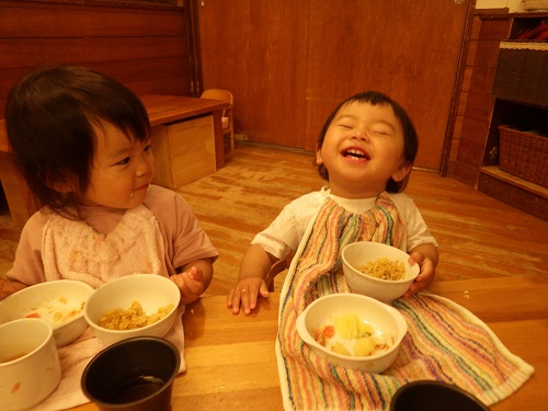 楽しいご飯の時間。ツボにはまって大笑い！（1歳児）