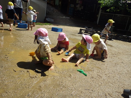 どろんこあそび、全身で泥の感触を味わっていました。（1歳児）