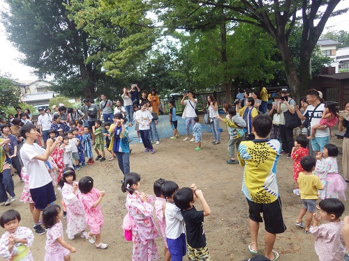 ピッコロ夏まつり：みんなで飾りつけをしたお神輿を担いでワッショイ！ワッショイ！練習した炭坑節も輪になって踊りました。