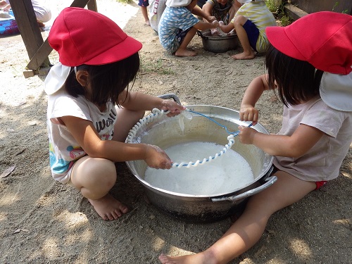 せっけんを使ってしゃぼん玉。うまく膨らませられるかな？（3歳児）