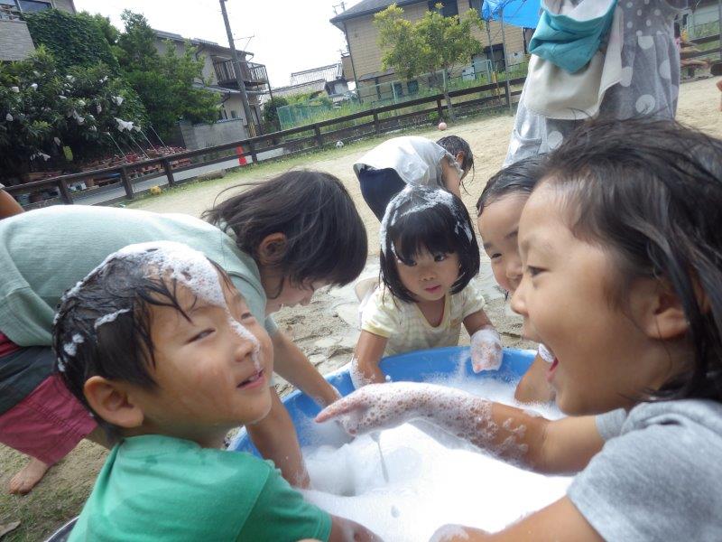 「しゃぼんだま」固形石けんを削って石けん水を作ってしゃぼん玉あそびを楽しみます。その後は泡を作って大好きな泡あそび！