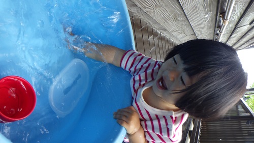 水遊びも楽しい！水の感触っておもしろい！（０歳児）