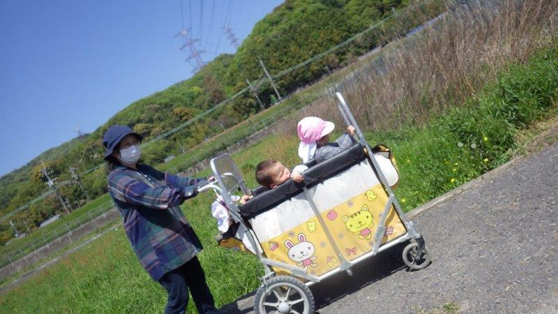 うさぎぐみ（１歳児）「おさんぽきもちいいね。」