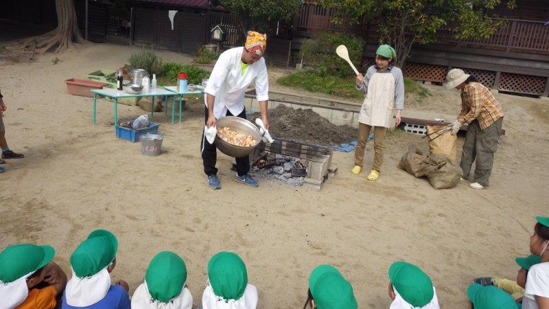 収穫祭☆やまぐみで材料を切ってそらぐみの育てた里芋を入れて豚汁作り。 かまどはそらぐみが用意をしました。仕上げにやまぐみがそらぐみの時に作った手作りお味噌 を入れて完成！おやつはかまどの中にさつまいもをアルミで包んで入れ焼き芋にして☆ みんなで秋空の下、おいしくいただきました。