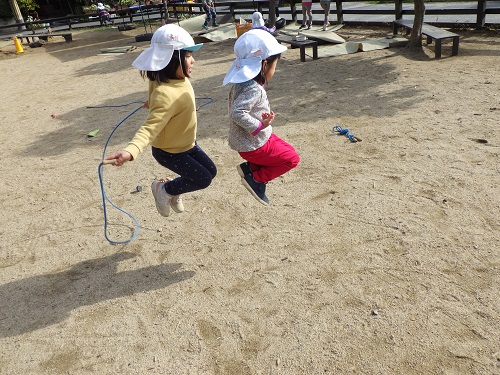 2人とび、練習して跳べるようになったよ！（4歳児）