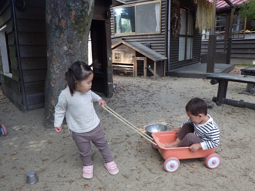 「乗っていい？」「いいよ！」と乗せてあげて、出発進行！（1歳児）