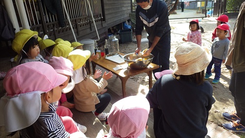 園庭で採れたかりんの実をはちみつ漬けに　おいしくなーれ！（１歳児・２歳児）