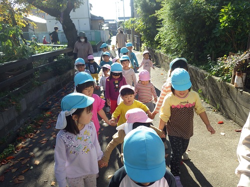 お姉ちゃん、お兄ちゃんと手をつないでお散歩にしゅっぱ～つ！（１歳児・４歳児）