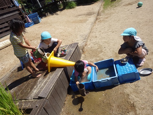 手作り露天風呂！かけ流しも自分たちで＾＾ええ湯やな～（4歳児）