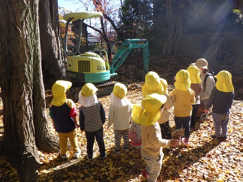 神社でショベルカーを発見！「おっきー！！」と大興奮！（2歳児）