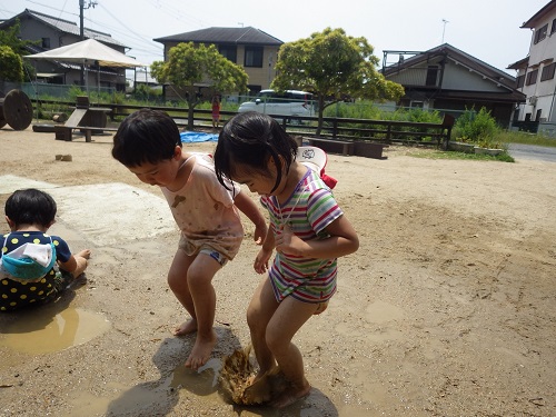 水たまりにバッシャーン！（3歳児）