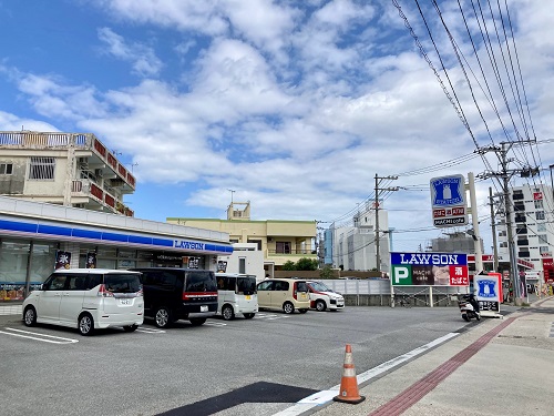 ローソン宜野湾宇治泊バス停前店　徒歩8分