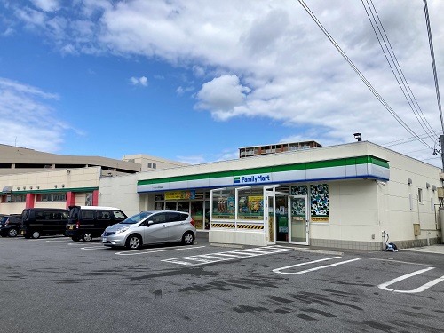 ファミリマートベイサイド宇地泊店　徒歩8分