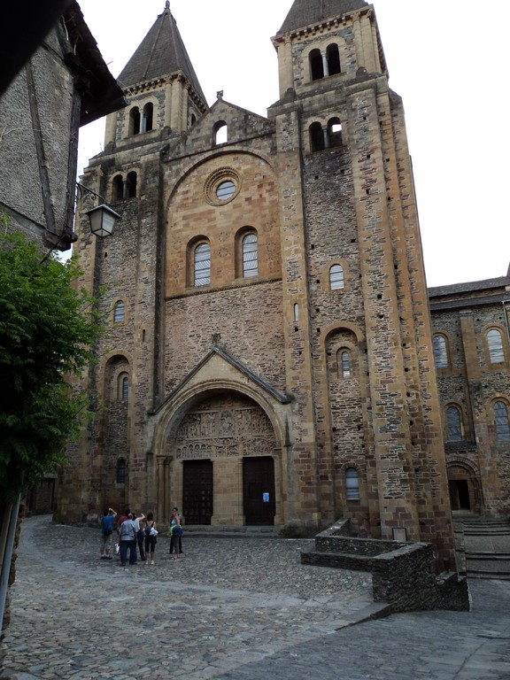 Conques Aveyron  abbatiale  parvis