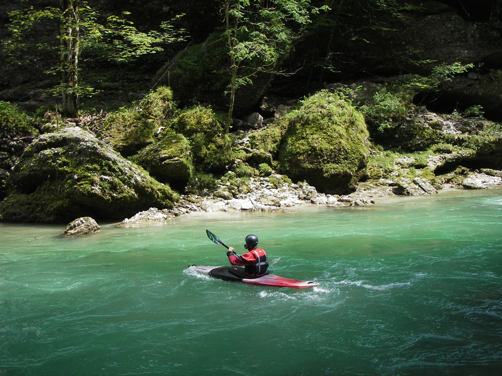 Grünes Wasser an der Salza