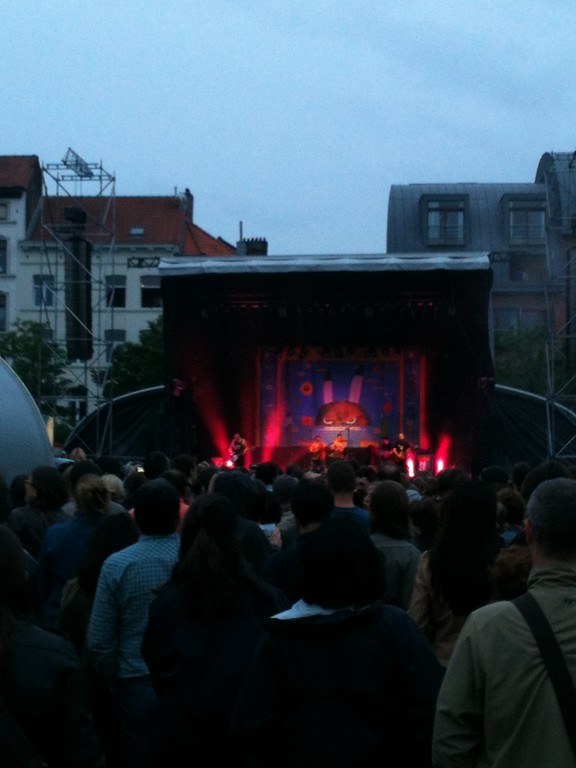 Concert de Manu Chao sur la Place du Jeu de Balle (et sous la pluie) - 12 juillet 2012