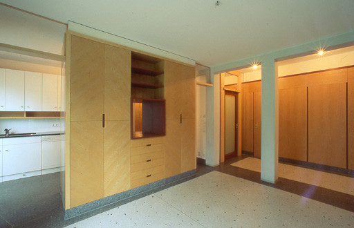Beidseitig bedienbarer Kasten (von Küche und Essbereich), Terrazzofußboden mit Fußbodenheizung - Foto © H. Schild