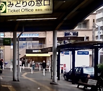 送迎車はJR根岸駅を出て左手側にあるドトールの方向へお進み頂き、横浜銀行ATMの前辺りでお待ち下さい。