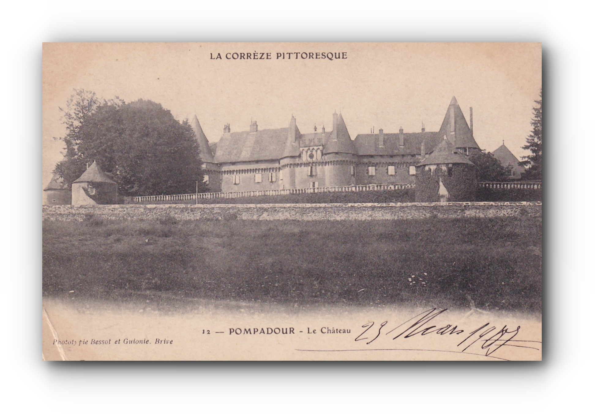 - Le Château - POMPADOUR -Corrèze -