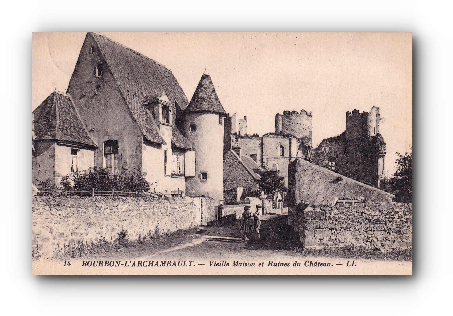 -Vieille Maison et Ruines du Château - BOURBON - L'ARCHAMBAULT -  16.08.1926 -