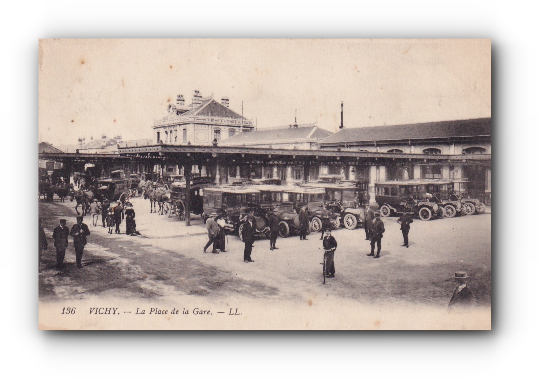 - La Place de la Gare - VICHY -  ( Auvergne-Rhône-Alpes ) 24.08.1905 -
