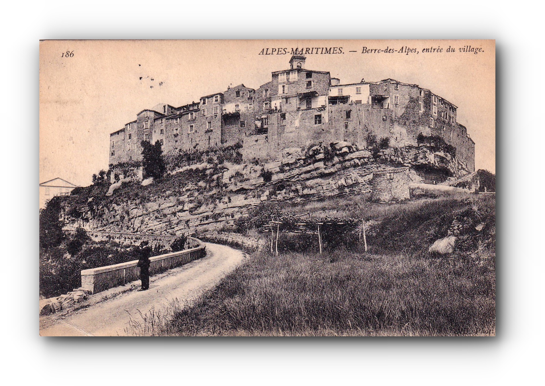 ALPES MARITIMES -  27.08.1901 - Berre des Alpes - Entrée du village - Eingang zum Dorf - Entrance to the village
